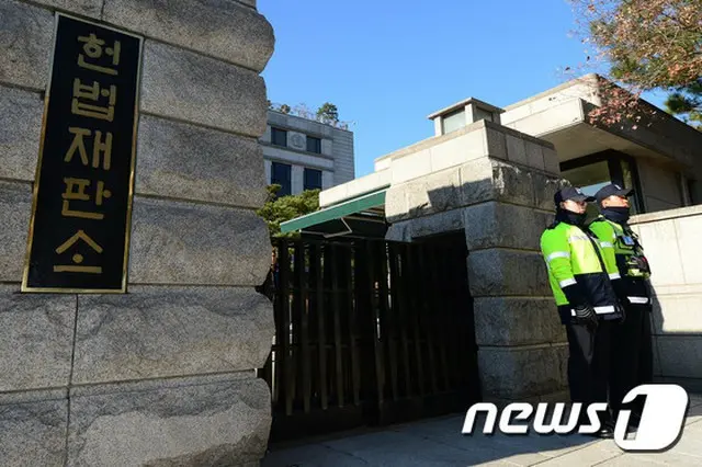 憲法裁判所が去る14日、朴槿恵（パク・クネ）大統領の弾劾審判準備手続きを担う“受命裁判官”を指定し、事件を準備手続きに回付した中で、本格的な弁論期日は来年1月から始まるという見方だ。