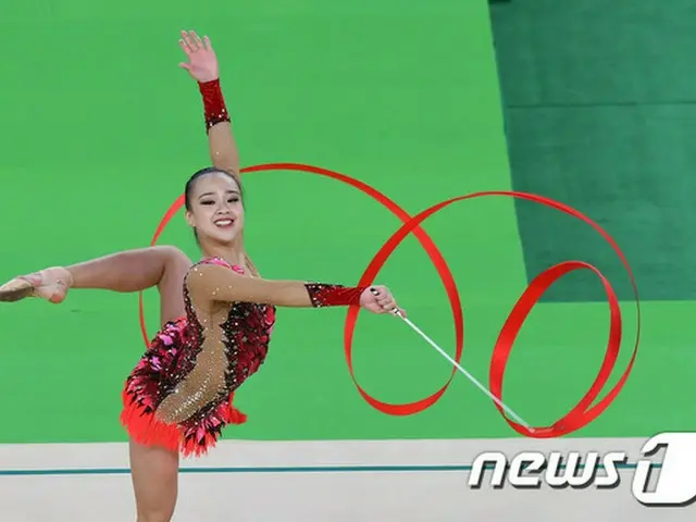 ソン・ヨンジェ 韓国の元新体操女王、ソン・ヨンジェが披露した“悩殺ドアップ自 ...