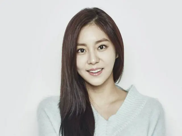 韓国ガールズグループ「AFTERSCHOOL」のメンバーで女優のユイが「2016グリメ賞授賞式」で最優秀女性演技者賞を受賞した。（提供:OSEN）