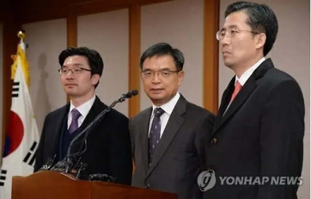 憲法裁で会見を行う?弁護士（中央）らの朴大統領の弁度人団＝１６日、ソウル（聯合ニュース）