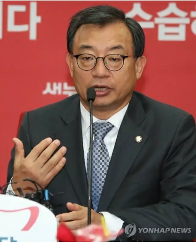 会見で辞任を表明した李氏＝１６日、ソウル（聯合ニュース）