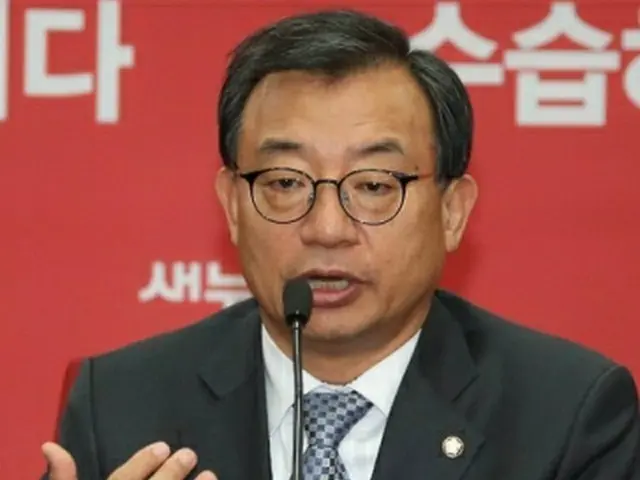 会見で辞任を表明した李氏＝１６日、ソウル（聯合ニュース）