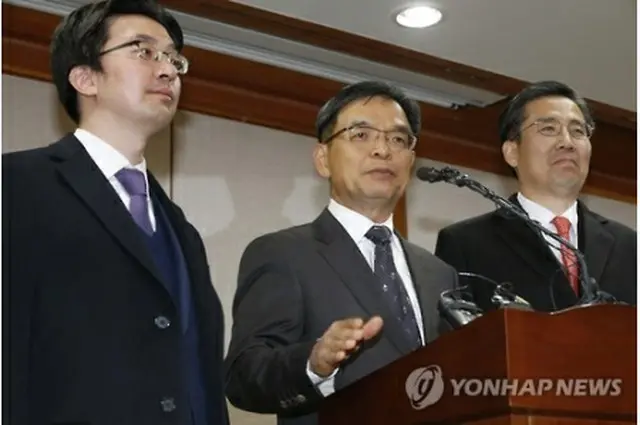 憲法裁で会見を行う李弁護士（中央）ら朴大統領の弁護人団＝１６日、ソウル（聯合ニュース）
