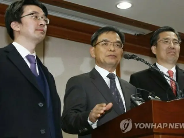 憲法裁で会見を行う李弁護士（中央）ら朴大統領の弁護人団＝１６日、ソウル（聯合ニュース）