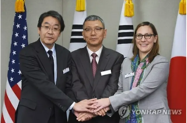 ＤＴＴに出席した柳室長（中央）と前田局長（左、国防部提供）＝１６日、ソウル（聯合ニュース）