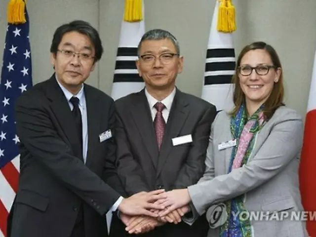 ＤＴＴに出席した（左から）前田局長、柳室長、マグサメン米国防次官補（国防部提供）＝１６日、ソウル（聯合ニュース）