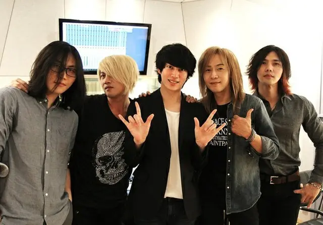 ヒチョル（SUPER JUNIOR）、ロックバンド「EVE」楽曲にフィーチャリング参加し記念ショット公開（提供:news1）