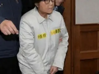 ［写真］初公判のため出廷した崔被告　韓国国政介入事件