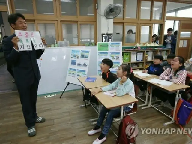 小学校の授業風景（資料写真）＝（聯合ニュース）