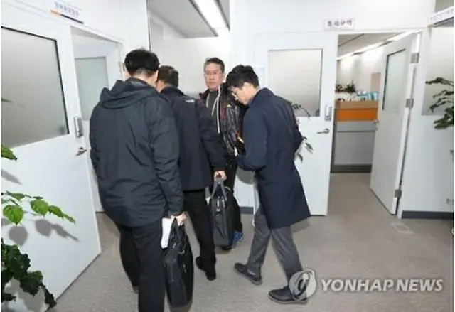 政府世宗庁舎内にある保健福祉部の関係部署にも家宅捜索が入った２１日、世宗（聯合ニュース）