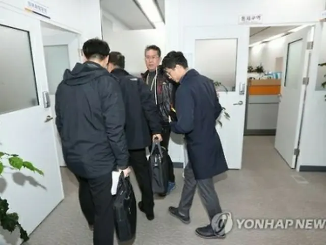 政府世宗庁舎内にある保健福祉部の関係部署にも家宅捜索が入った２１日、世宗（聯合ニュース）
