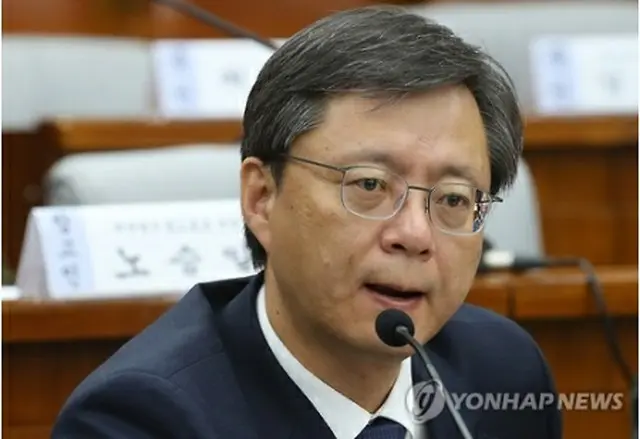 聴聞会で神経質な表情を見せる禹氏＝２２日、ソウル（聯合ニュース）