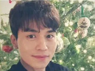 イ・ドンウク、ツリーの前でニッコリ「メリークリスマス」