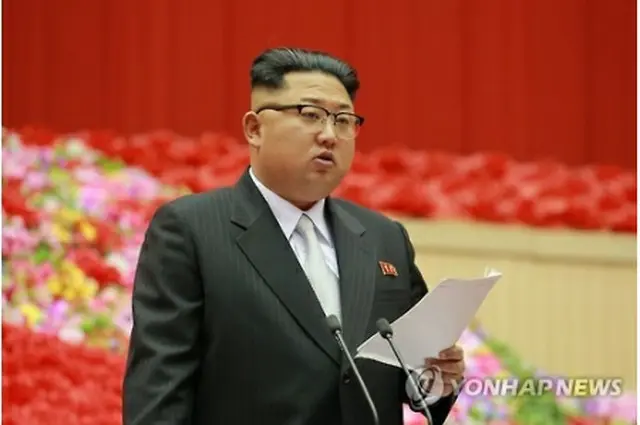 北朝鮮・平壌で２３日に開催された第１回全国労働党初級党委員長大会で開会の辞を述べる金委員長＝２４日、ソウル（朝鮮中央通信＝聯合ニュース）