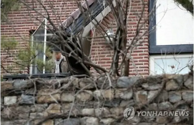 家宅捜索が入った金元大統領秘書室長の自宅＝２６日、ソウル（聯合ニュース）