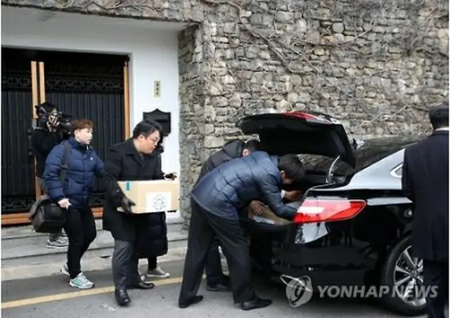 押収物を車両に運ぶ捜査官＝（聯合ニュース）