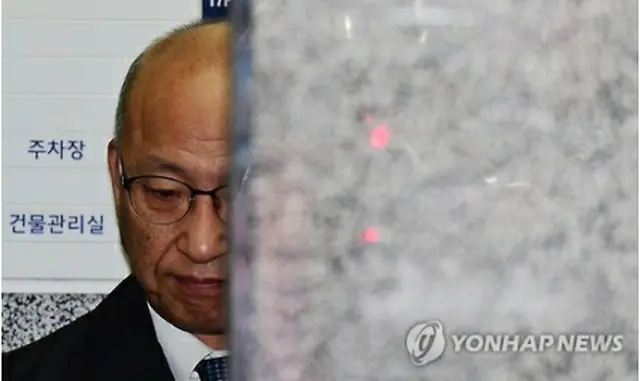 特別検察官に呼ばれた文氏＝２７日、ソウル（聯合ニュース）
