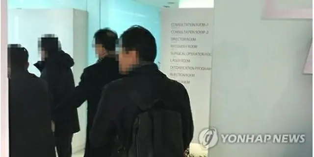ソウル・江南区にあるキム・ヨンジェ整形外科を家宅捜索する捜査チーム＝２８日、ソウル（聯合ニュース）