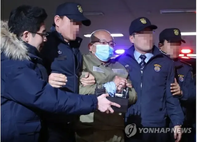 ２８日に緊急逮捕され拘束された文氏（中央）＝（聯合ニュース）