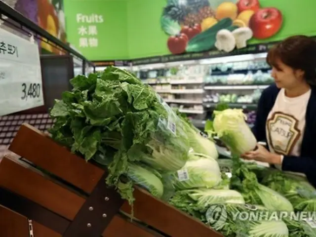 スーパーで買い物する消費者（資料写真）＝（聯合ニュース）