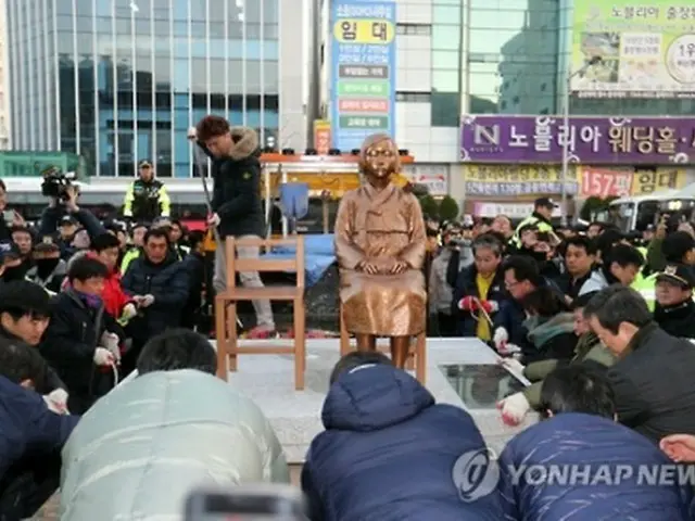 市職員らにより撤去される少女像＝２８日、釜山（聯合ニュース）