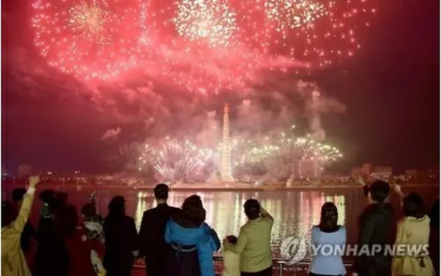 花火を見る北朝鮮住民＝（聯合ニュース）