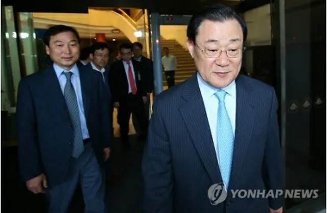２０１５年５月１５日、青瓦台を後にする李氏＝（聯合ニュース）