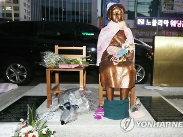 釜山・日本総領事館前の少女像＝（聯合ニュース）
