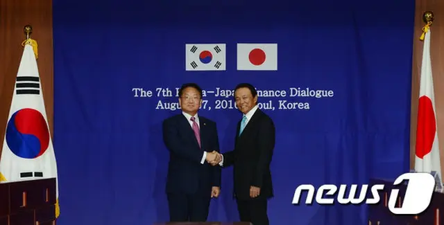 韓国政府は日本政府が日韓通貨交換（スワップ）協定の再開に向けた協議を中断すると決めたことに対して、遺憾の意を表した。