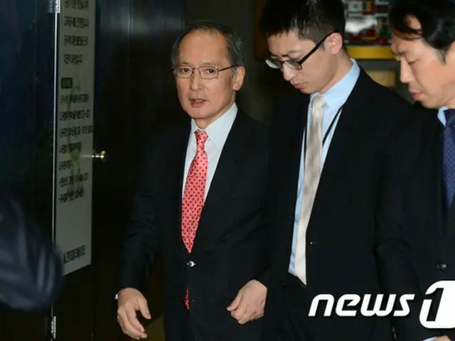 ユン・ビョンセ外交部長官は6日、長嶺安政駐韓日本大使を呼び出し、日本政府が釜山（プサン）の日本領事館前に設置された日本軍慰安婦を象徴する”平和の少女像”に反発し下した措置に抗議する。