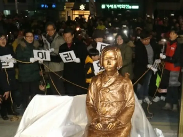釜山の日本総領事館前に設置された少女像＝（聯合ニュース）