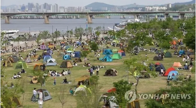 昨年５月、市民でにぎわう週末の漢江公園＝（聯合ニュース）
