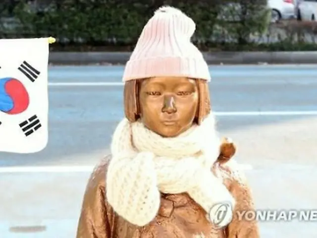 釜山の日本総領事館前に設置された少女像＝（聯合ニュース）