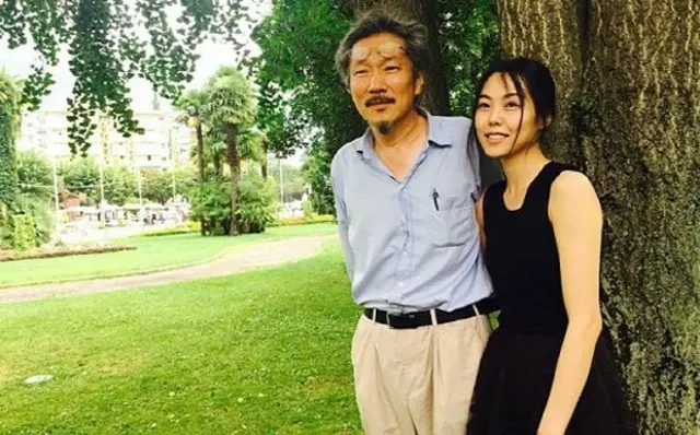 韓国女優キム・ミニ（34）とホン・サンス監督（55）が一緒に映画撮影をする姿が捉えられ、話題だ。