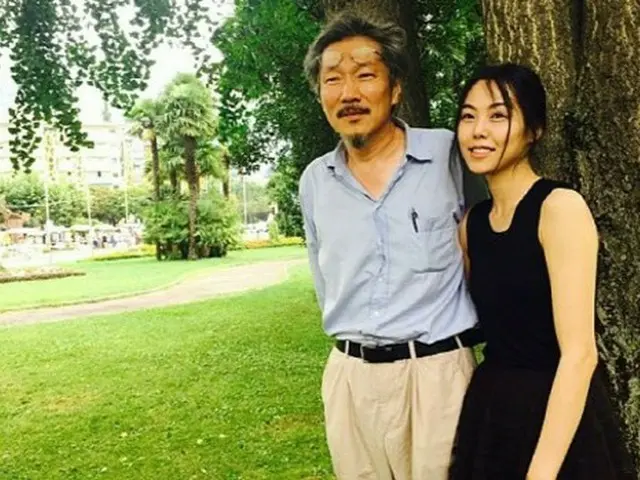 韓国女優キム・ミニ（34）とホン・サンス監督（55）が一緒に映画撮影をする姿が捉えられ、話題だ。