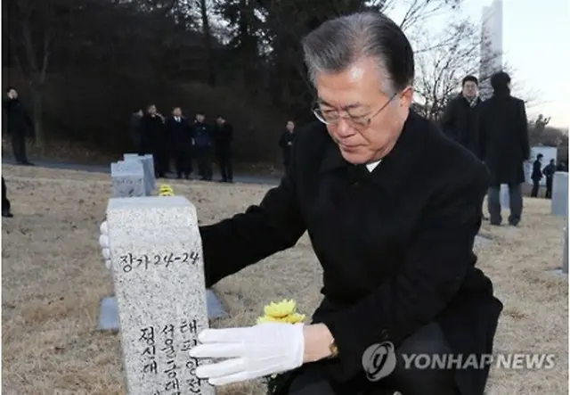 慰安婦被害者の墓地を参拝する文氏＝１１日、天安（聯合ニュース）