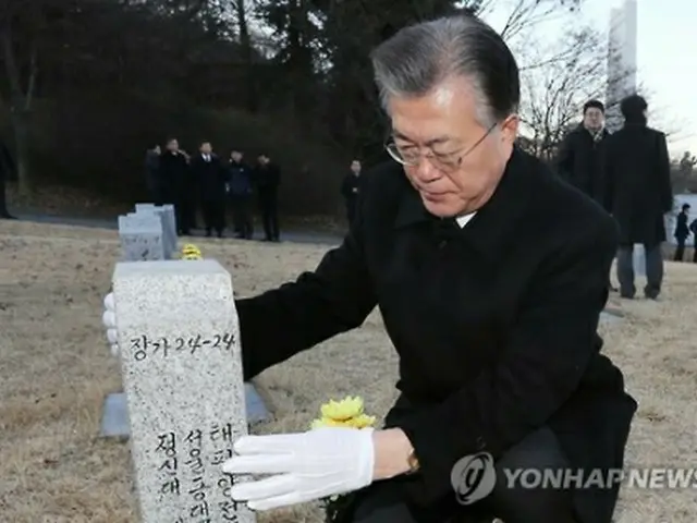 慰安婦被害者の墓地を参拝する文氏＝１１日、天安（聯合ニュース）
