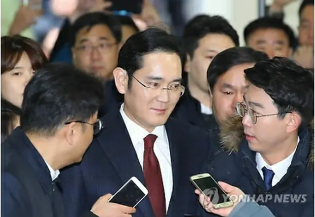 特検の事務所に出頭した李氏＝１２日、ソウル（聯合ニュース）