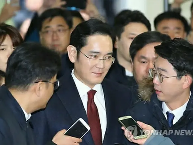 特検の事務所に出頭した李氏＝１２日、ソウル（聯合ニュース）