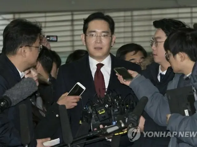 特別検察官チームの事務所に出頭した李氏＝１２日、ソウル（聯合ニュース）