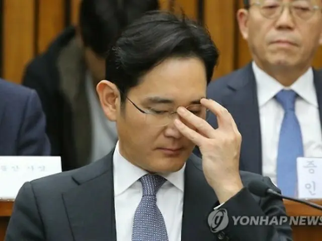 昨年１２月に国会聴聞会に出席した李副会長＝（聯合ニュース）
