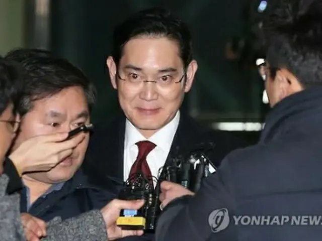 特別検察官チームの聴取を終えた李氏＝１３日、ソウル（聯合ニュース）
