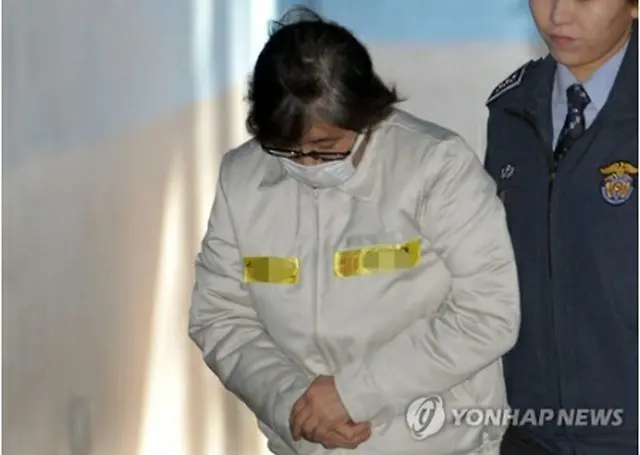 ソウル中央地裁に到着した崔被告＝１３日、ソウル（聯合ニュース）