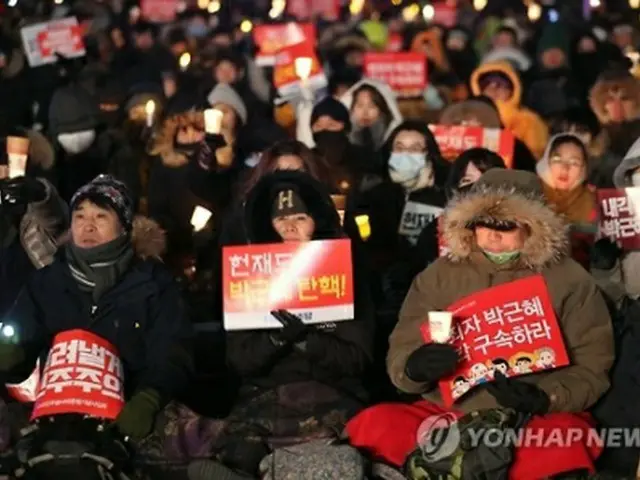朴大統領の退陣を求める集会の模様＝（聯合ニュース）