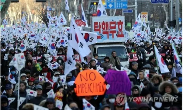朴大統領を支持する団体の集会＝（聯合ニュース）