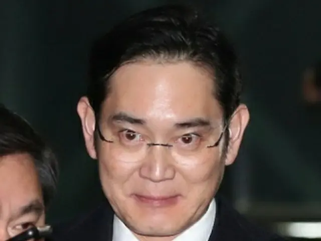 取り調べを受けたサムスントップ朴槿恵（パク・クネ）大統領の疑惑を捜査する特別検察官チームから、贈賄容疑などで１２日から取り調べを受けていたサムスングループの事実上のトップ、李在鎔（イ・ジェヨン）サムスン電子副会長が１３日午前、ソウルの特別検