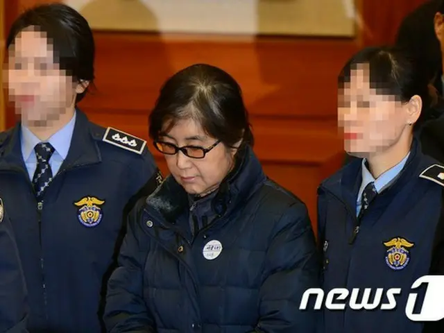 “国政介入”疑惑をもたれている崔順実（チェ・スンシル）被告（61）が朴槿恵（パク・クネ）大統領の個人的なことを助けようと青瓦台（大統領府）に出入りしたと証言した。（提供:news1）