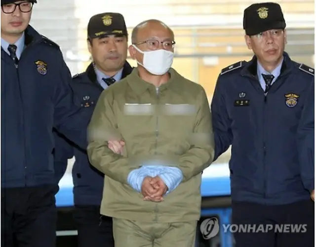 取り調べを受けるため、捜査チームの事務所に入る文容疑者＝１４日、ソウル（聯合ニュース）