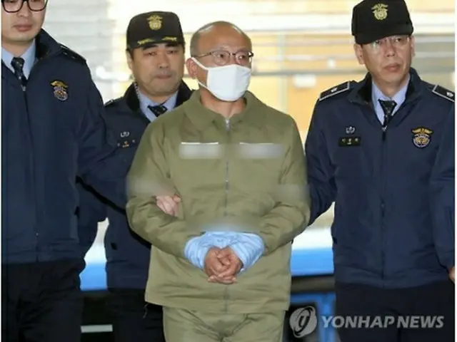 取り調べを受けるため、捜査チームの事務所に入る文容疑者＝１４日、ソウル（聯合ニュース）