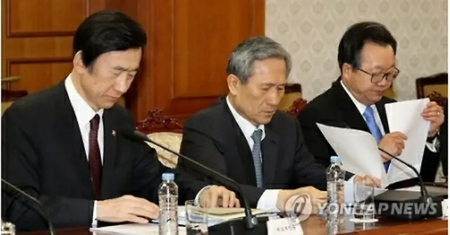 会議に出席した（左から）尹炳世（ユン・ビョンセ）外交部長官、金寛鎮（キム・グァンジン）国家安保室長、李俊揆（イ・ジュンギュ）駐日大使＝１６日、ソウル（聯合ニュース）